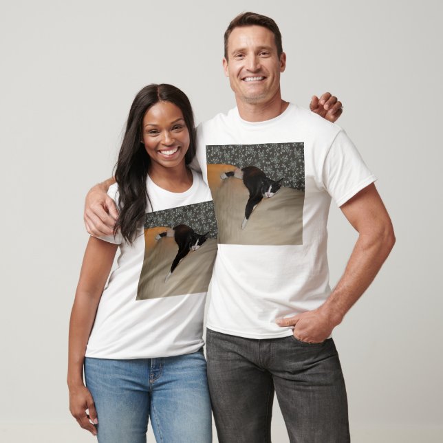 Katt som sover ovanpå Couch Manar Basic T-Shirt (Unisex)