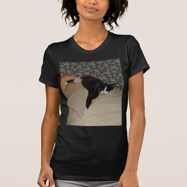 Katt som sover ovanpå Couch Womens Mörk T-Shirt (Framsida)