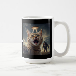 Katt som tar Selfie med UFO och Bigfoot Funny Gift Kaffemugg
