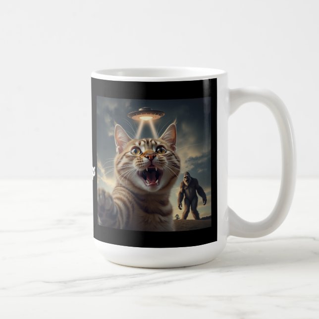 Katt som tar Selfie med UFO och Bigfoot Funny Gift Kaffemugg (Höger)