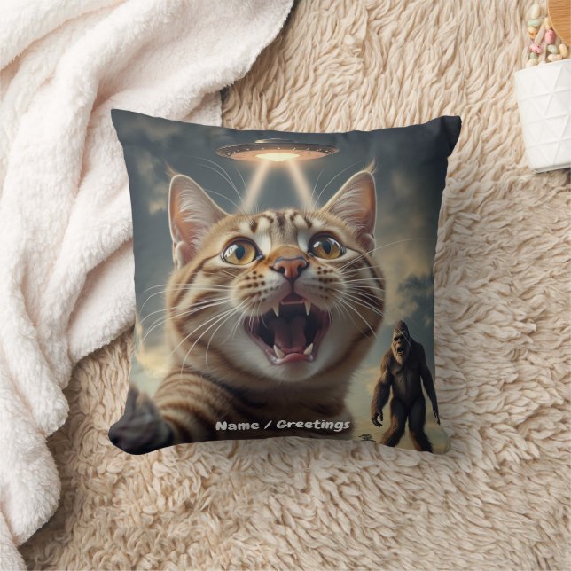 Katt som tar Selfie med UFO och Bigfoot Funny Gift Kudde (Filt)