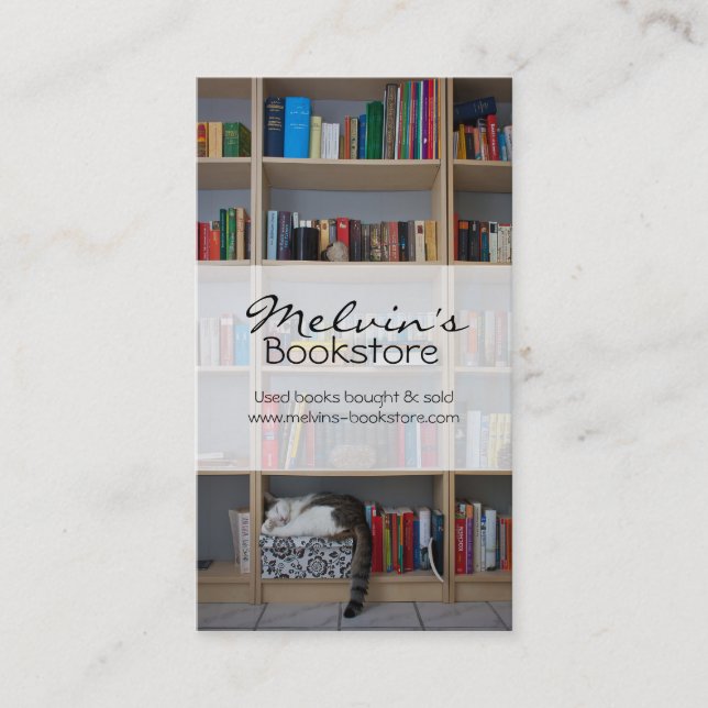 Katt sover i bokhyllan bibliotek bokar visitkort (Framsida)