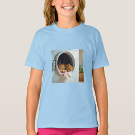 Katt sover i tvättande maskin t-shirt