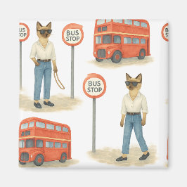 Katt väntar på Buss i London England Magnet