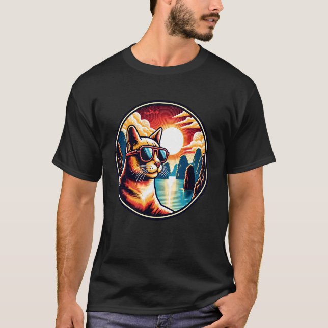 Katt vid Ha Long Bay Vietnam T Shirt (Framsida)