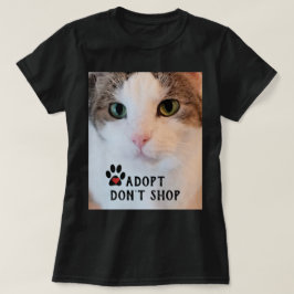 Kattadoption/Vitt kattfoto på svart T Shirt