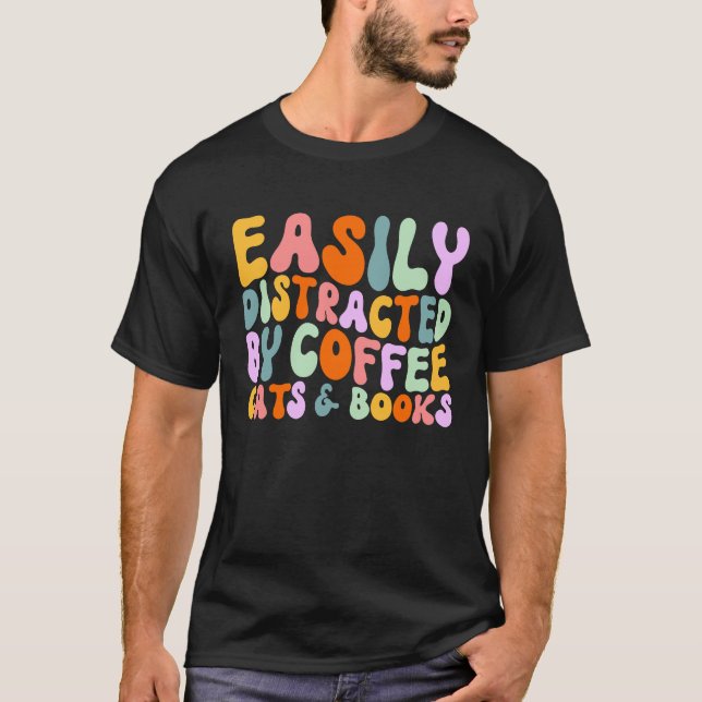 Kattcitat Lätt Distraherade Av Kaffe Katter & Bok T Shirt (Framsida)