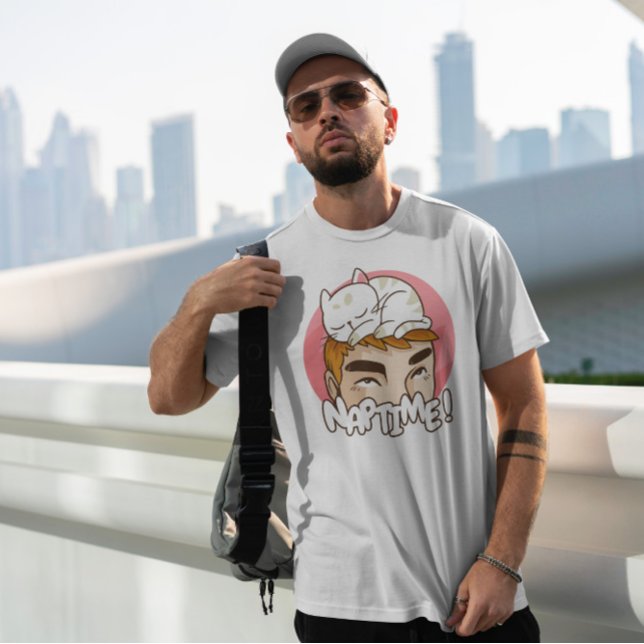 Kattdjur som ger sig ut på människan t shirt (Skapare uppladdad)