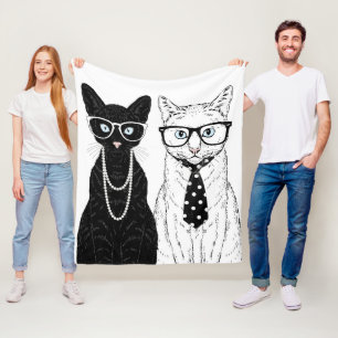 Katten kopplar ihop fleecefilt