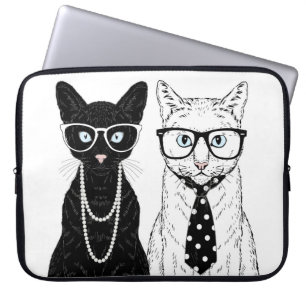 Katten kopplar ihop laptop fodral