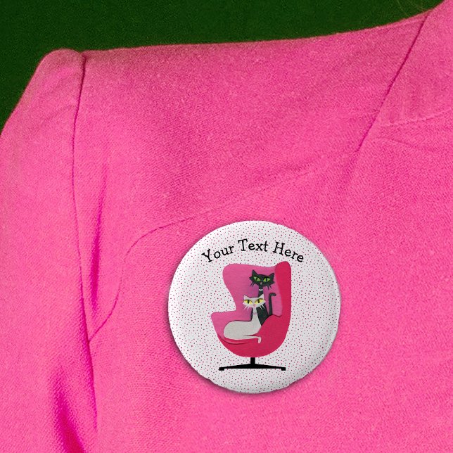 Kattens Söt Ögon Mid Century Rosa Dots Knapp (Two cats pretty green yellow eyes in mid century pink chair with pink dots on white pin back button.)