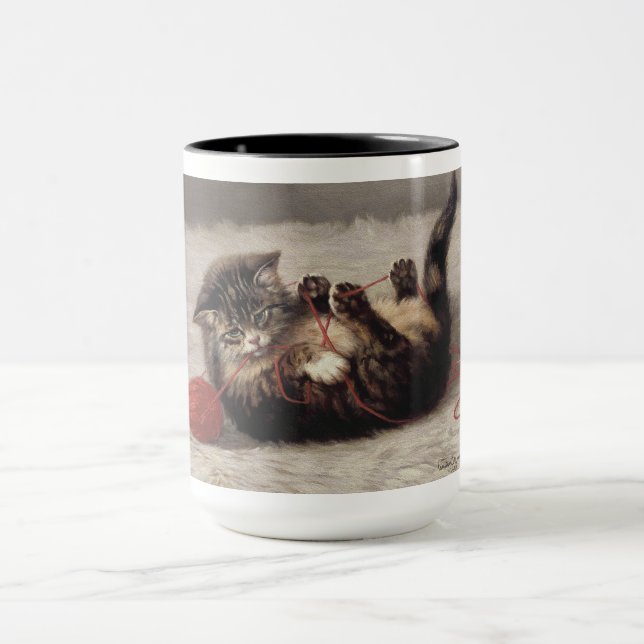 Kattens vagga, en katt som leker med garnnystan mugg (Center)