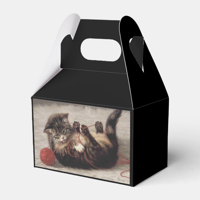 Kattens vagga, en katt som leker med garnnystan presentaskar (Framsidan Sidan)