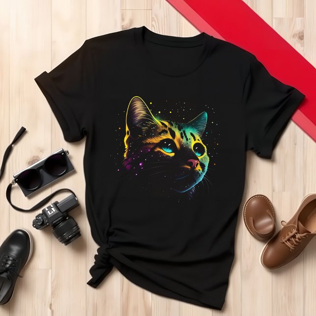 Kattentusiasten ser färgstark katt över t shirt (Skapare uppladdad)