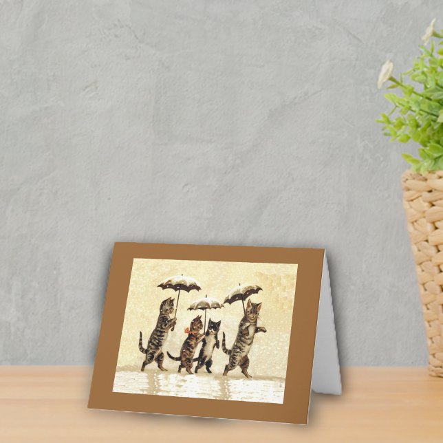 Katter i snön med paraply anteckningskort (Four cats walking upright in snow with umbrellas on yellow with brown frame notecard.)
