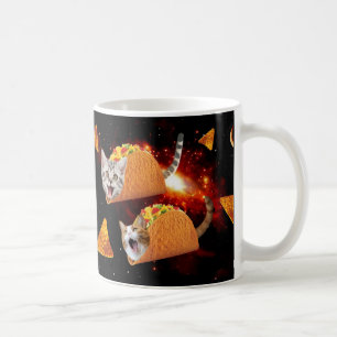 Katter inuti utrymmestacklar kaffemugg