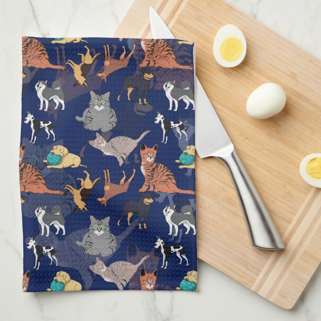 Katter Och Hundar Mönsterdesign På Blått  Kökshandduk (Vikt i Fjärdedel)
