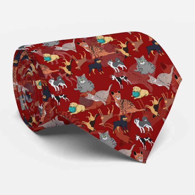 Katter Och Hundar Mönsterdesign På Rött Slips (Rullad)