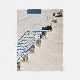 Katter på en vit trappa i en grekisk by fleecefilt