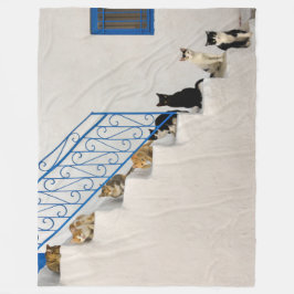 Katter på en vit trappa i en grekisk by fleecefilt