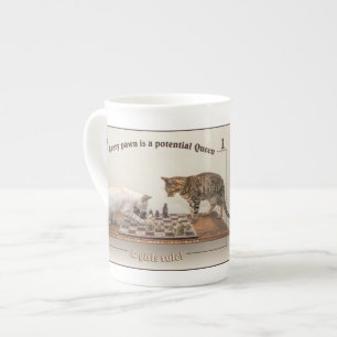 Katter som leker schack på en chinamugg benporslin mugg