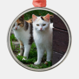 Katter som leker ute julgransprydnad metall