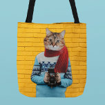 Kattfotograf i Vintage Sweater Quirky Tygkasse<br><div class="desc">Hände till saker i stil med hjälp av detta söta och krångliga kattunge. Den här tote-väskan har ett foto av stil som illustrerar en katt som är klädd i en stil-sötare och som innehåller en vintage kamera. Tabby i sin röda halsduk och blå svettare ställs mot en brickvägg med ljusa...</div>