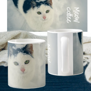 Kattkastare i snö kaffemugg