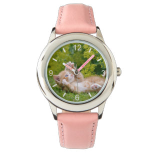 Kattkattunge leker i en blomsterträdgård armbandsur
