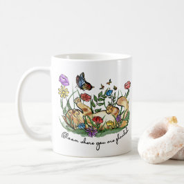 Kattkattunge som leker trädgårdsblommor blomma kaffemugg