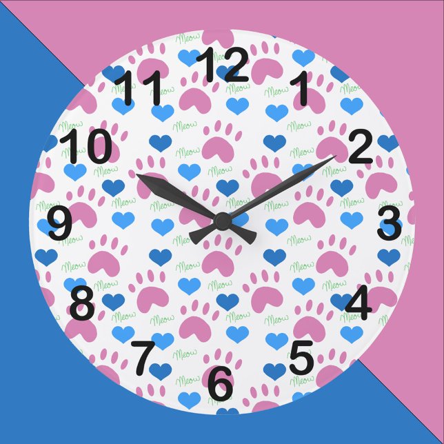 Kattklövar Hjärtan Meow Rosa Blå Mönster Stor Klocka (A clock with a pattern of pink cat paws, blue hearts and green meows with black numbers.)
