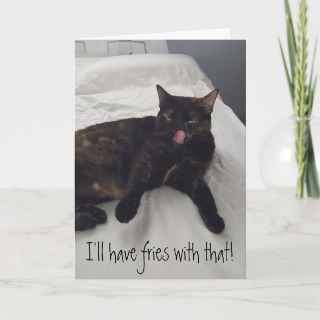 Kattkort med sköldpaddsfärgat katt som äter pommes inbjudan (Framsida)