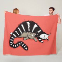 Kattmodern skyddar henne den gulliga kattungeungen fleecefilt