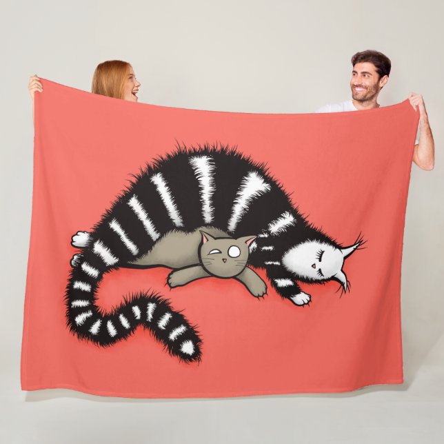 Kattmodern skyddar henne den gulliga kattungeungen fleecefilt (På plats)