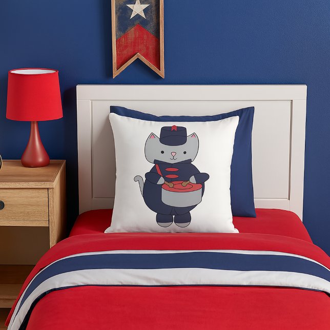 Kattrummarkör Trumma Marinblå Röd Kudde (A throw pillow featuring a gray cat playing the drums in a navy blue & red marching band uniform.)