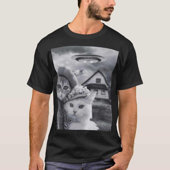 Kattselfie med Alien UFO-för manar kattpresenter T Shirt (Framsida)