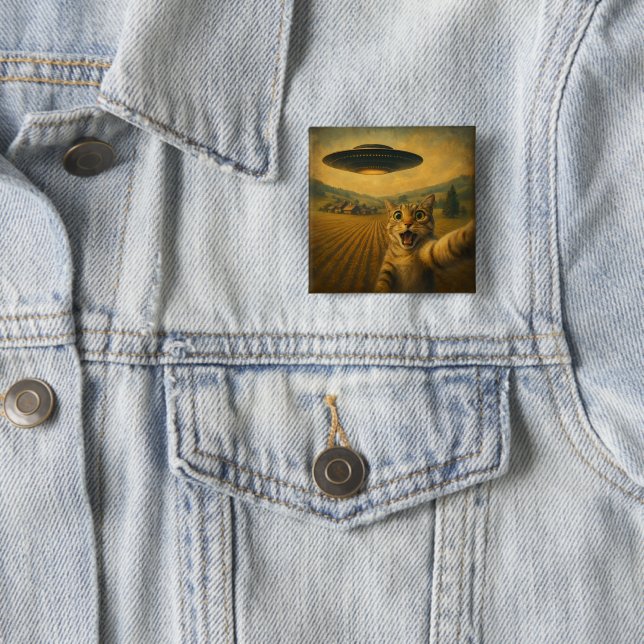 Kattselfie med UFO-fina kattgåvor Knapp (In Situ)
