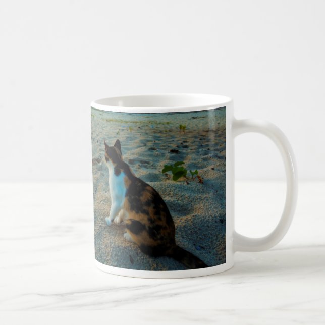 Kattsitta på en strand kaffemugg (Höger)