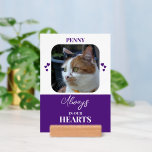 Kattsymboler KortkommandoPets-lilans utskrift<br><div class="desc">Kom ihåg din päls-vän med den här fina dubblan-sidiga fotoutskriften och trähållarstativ, personlig med 2 värdefulla foton och namn! Den här söta keepsakin har en charmerande husfoto på framsidan och en annan på baksidan med ett lila och vitt färg-schema och sprinklad med kärlek-hjärtan. Ladda upp ditt husdjurs bilder för att...</div>