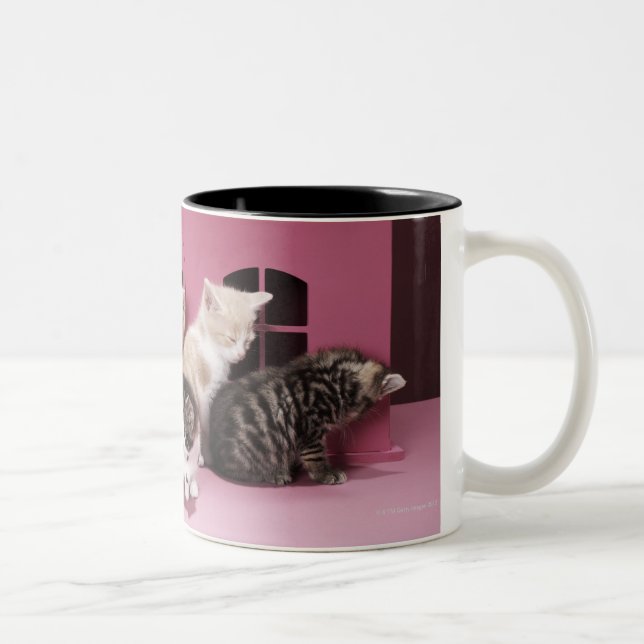 Kattungar i dockhus Två-Tonad mugg (Höger)