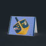 Kattunge Dreidel Helgkort<br><div class="desc">Det är dags för Chanukah,  med all underbara mat,  musik och särskilt spel!  Bilder på denna speciella dröm i kattunge kommer att hjälpa de små att komma ihåg att "Hay"-elak får "hälften" av gelten i kragen,  och "Shin"-elak som de måste "" ett av sina egna mynt med krukan.</div>