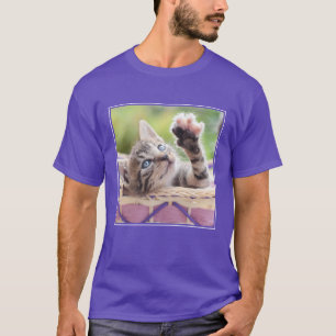 Kattunge i en basket t shirt