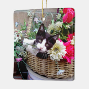 Kattunge i en korg julgransprydnad keramik