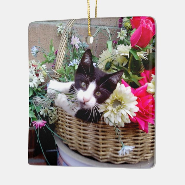 Kattunge i en korg julgransprydnad keramik (Vänster)