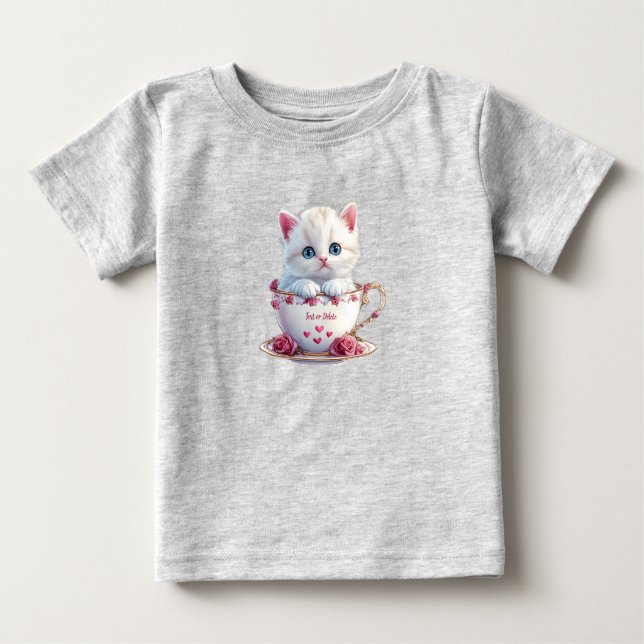 Kattunge i kopp rosa blommor baby t-shirt (Framsida)