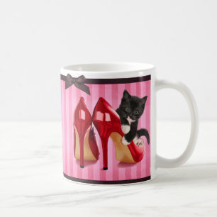 Kattunge i stiletter kaffemugg