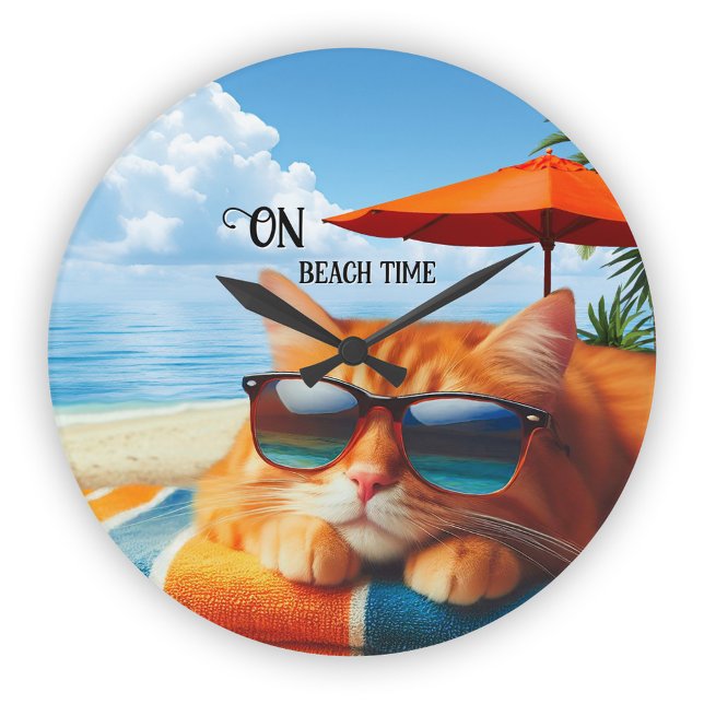 Kattunge Snoosing på Beach-sommaren Rund Klocka (Wall clock featuring a colorful painting of a kitty snoozing on the beach)