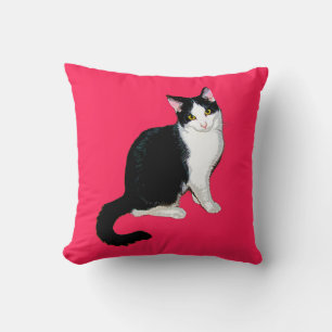 Kattunge som är svartvit på shock rosa kudde