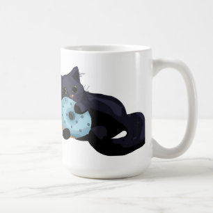 Kattunge som äter munkmuggen kaffemugg