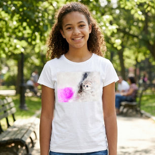 Kattunge som leker med en rosa garnboll akvarell t shirt